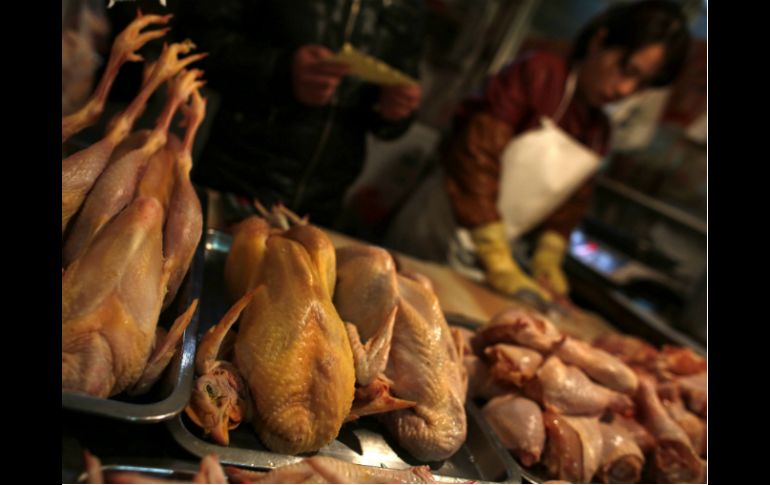 Algunas personas esperan para comprar carne de pollo. ARCHIVO /