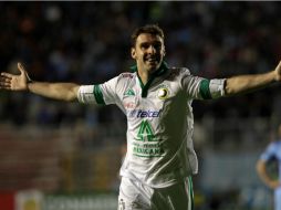 El jugador del León Mauro Boselli sale a festejar su gol ante el Bolívar. EFE /