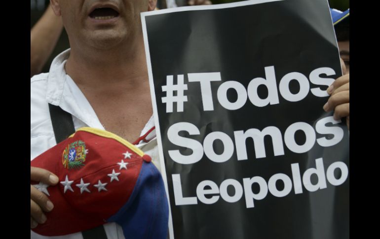 Una simpatizante porta un mensaje a favor de la liberación de Leopoldo López en Caracas. AFP /
