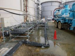 El agua comenzó a salir desde la parte superior del tanque y fluyó a través de un canalón que hay acoplado al contenedor. EFE /