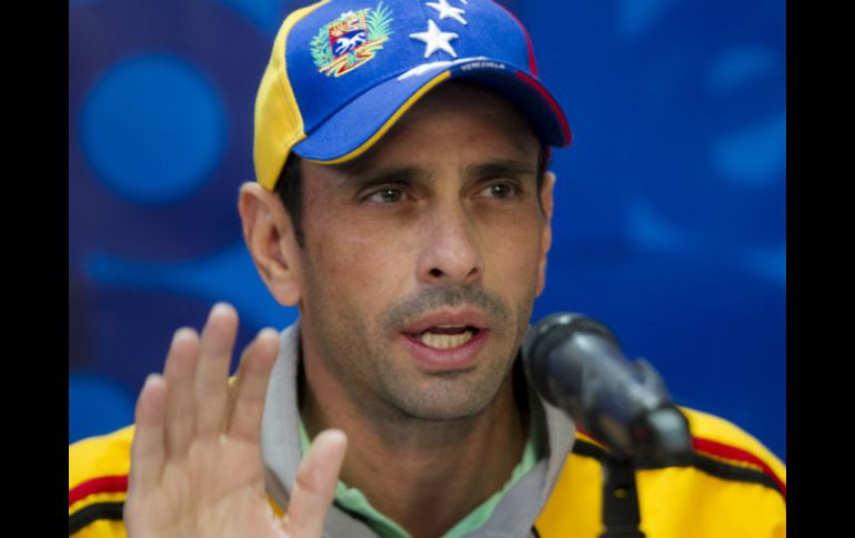 'Los civiles no dan golpes de Estado, los dan los militares', dijo Capriles en rueda de prensa. EFE /