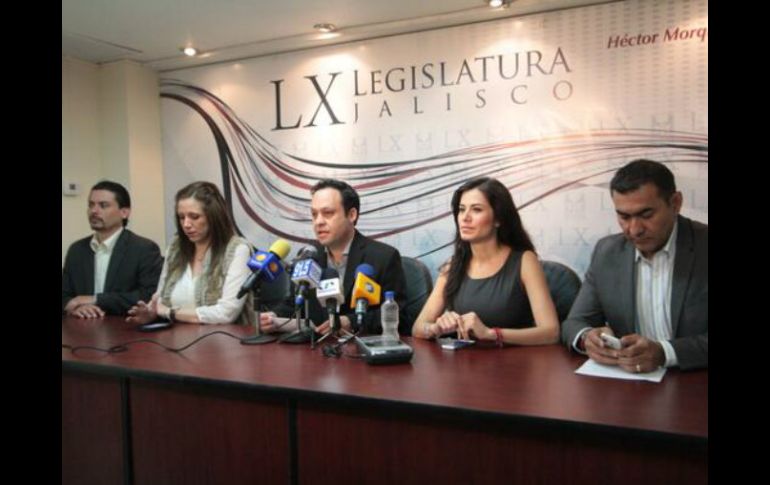 Diputados de Movimiento Ciudadano, durante su rueda de prensa. Foto: ‏@LegislativoJal. ESPECIAL /