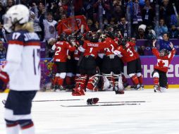 Las chicas del equipo canadiense celebran su gran hazaña en el duelo definitivo. AP /