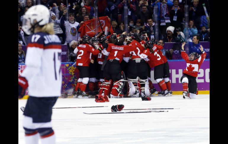 Las chicas del equipo canadiense celebran su gran hazaña en el duelo definitivo. AP /