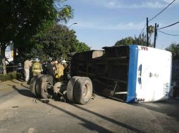 Esta mañana un camión de la ruta 644 B volcó en la avenida Revolución y Río Nilo.  /