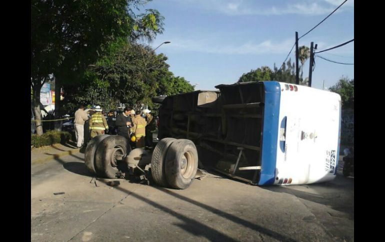 Esta mañana un camión de la ruta 644 B volcó en la avenida Revolución y Río Nilo.  /