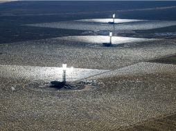 Unos 350 mil espejos controlados por computadoras reflejan la luz solar hasta calderas colocadas arriba de torres de 140 metros. AFP /