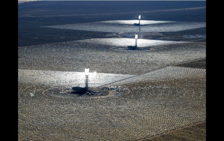 Unos 350 mil espejos controlados por computadoras reflejan la luz solar hasta calderas colocadas arriba de torres de 140 metros. AFP /