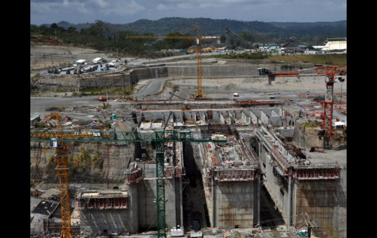 El proceso de reinicio de las obras en el principal proyecto de la ampliación del Canal de Panamá comenzó hoy con lentitud. AFP /