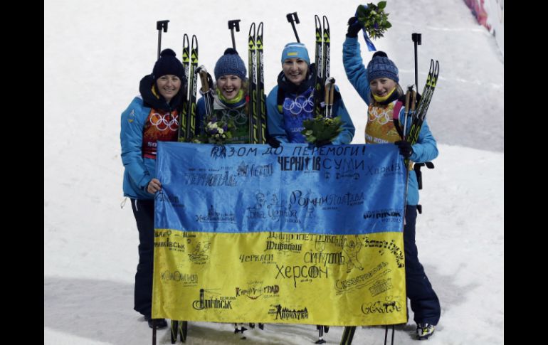 Las integrantes del equipo ucraniano celebran su primer oro en esta disciplina. AFP /