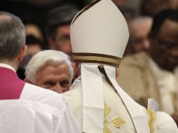 El Papa emérito Benedicto XVI saluda al Papa Francisco en la Basílica de San Pedro. AP /