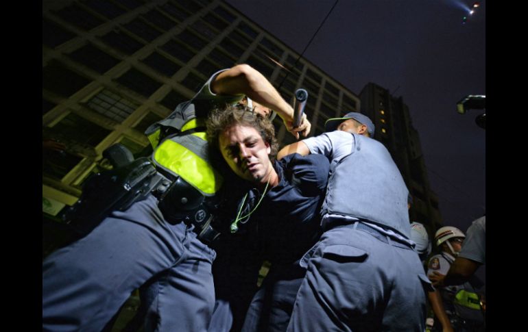 Elementos de la policía brasileña detienen a uno de los manifestantes. AFP /