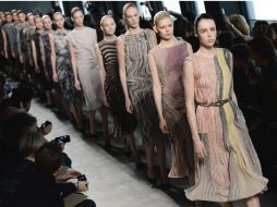 Bottega Veneta propone a una mujer con vestidos y faldas de una largura inmediatamente después de la rodilla. EFE /