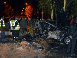 Militares inspeccionan los daños causados por la explosión en la ciudad de Hermel. AP /