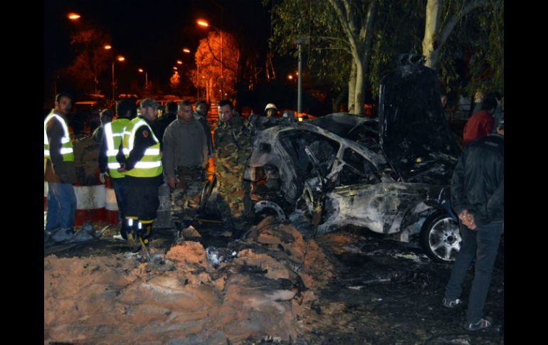 Militares inspeccionan los daños causados por la explosión en la ciudad de Hermel. AP /