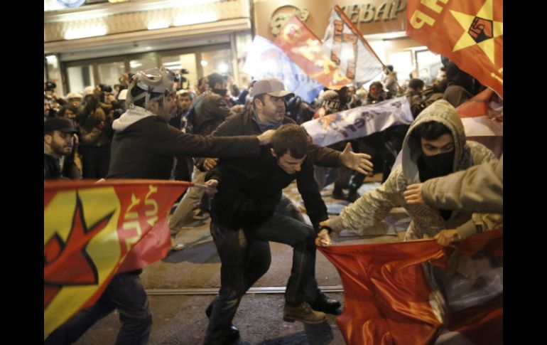 Manifestantes protestan en contra de la restricción al acceso a la red en Turquía y el bloqueo a miles de sitios. EFE /