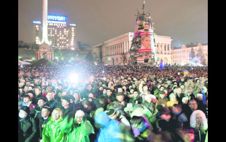 La recién liberada Yulia Timoshenko, ícono de la oposición, recibió una calurosa bienvenida en la Plaza de la Independencia, en Kiev. AFP /