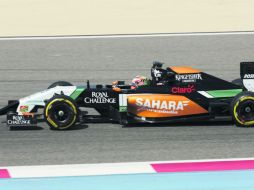 Sergio Pérez conduce el Force India por el trazado del Circuito de Sakhir. El jalisciense marcó el sexto mejor tiempo del día. AP /