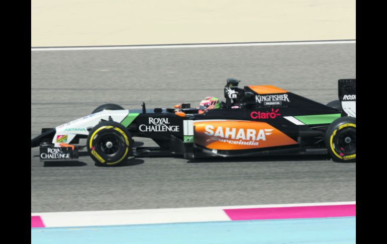 Sergio Pérez conduce el Force India por el trazado del Circuito de Sakhir. El jalisciense marcó el sexto mejor tiempo del día. AP /