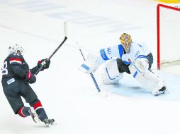 El estadounidense Patrick Kane falla el penalti ante el portero finlandés Tuukka Rask, durante el partido por el tercer lugar. EFE /