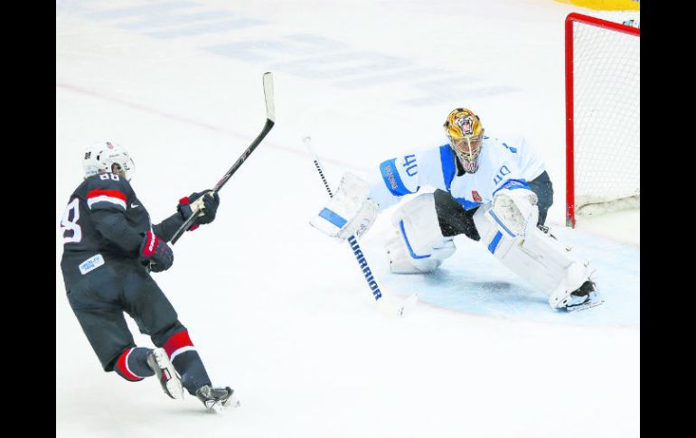 El estadounidense Patrick Kane falla el penalti ante el portero finlandés Tuukka Rask, durante el partido por el tercer lugar. EFE /