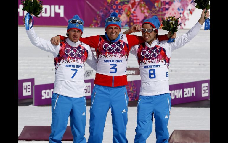 Los rusos Alexander Legkov, Ilia Chernousov y Maksim Vylegzhanin ganan oro, plata y bronce respectivamente en la prueba de esquí. EFE /