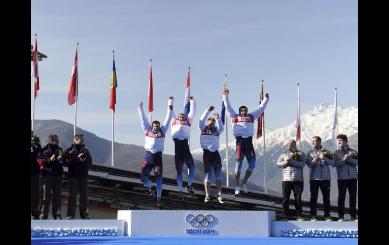 Alexander Zubkov, Alexey Negodaylo, Dmitry Trunenkov y Alexey Voevoda le otorgan la medalla número 33 a Rusia en prueba de Bobsled. EFE /