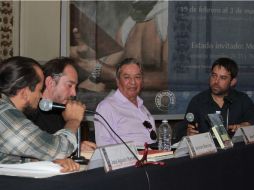 El escritor, José Agustín acompañados por sus hijos, en el marco de la XXXV Feria Internacional del Libro del Palacio de Minería. NTX /