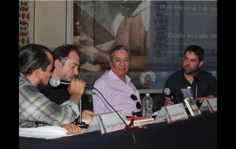 El escritor, José Agustín acompañados por sus hijos, en el marco de la XXXV Feria Internacional del Libro del Palacio de Minería. NTX /