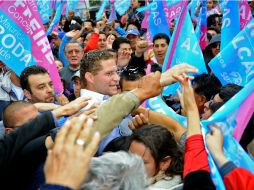 El candidato opositor a la Alcaldía de Quito, Mauricio Rodas, saluda a sus partidarios en el norte de Quito, durante las elecciones. AFP /