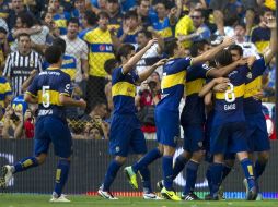 Jugadores del Boca celebran el gol de Gigliotti ante Estudiantes. AFP /