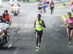 Dominante. A partir del kilómetro cinco Julius Kipyego Keter se separó del resto del pelotón de punteros.  /