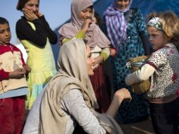 'Encontrarme con estos niños fue una experiencia desgarradora', dijo Jolie. EFE /