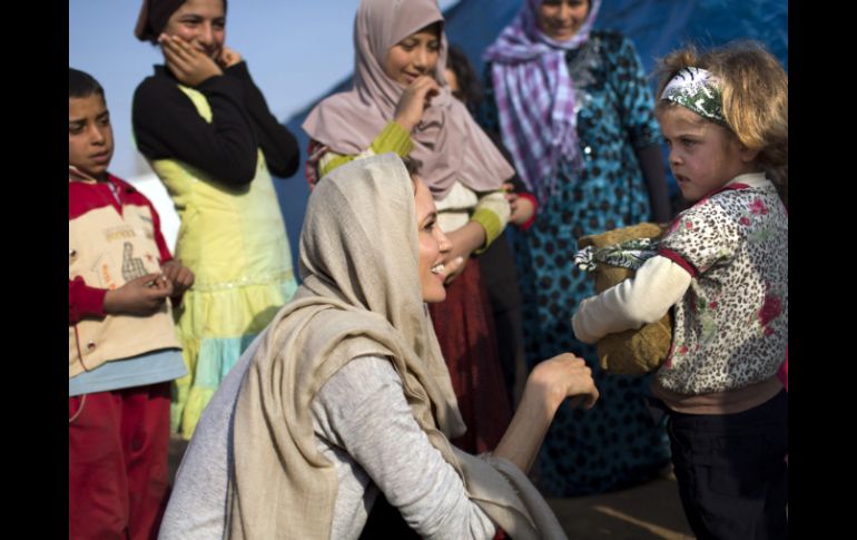 'Encontrarme con estos niños fue una experiencia desgarradora', dijo Jolie. EFE /