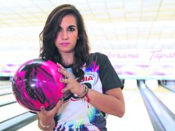 Desde temprano. La tapatía Aseret Zetter comenzó en el juego de los bolos desde los 10 años.  /