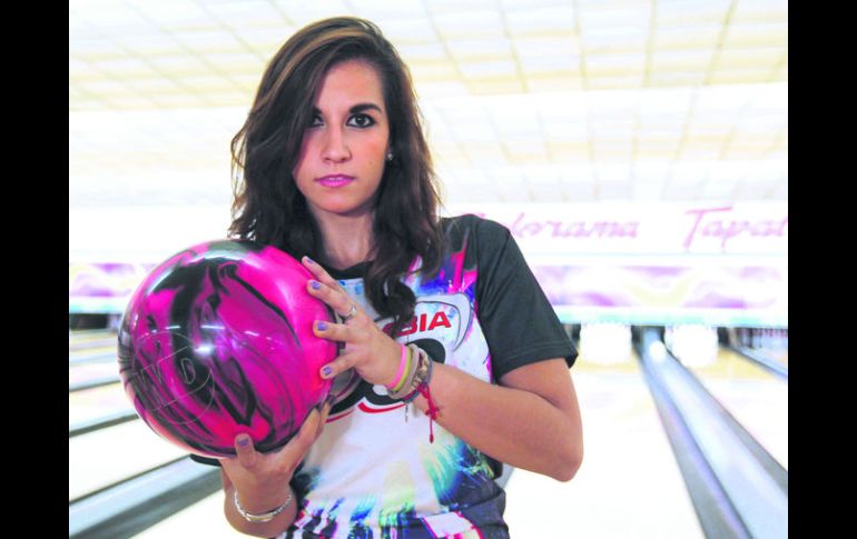 Desde temprano. La tapatía Aseret Zetter comenzó en el juego de los bolos desde los 10 años.  /