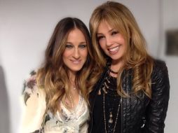 'Hablando de uñas y moda con LA fashionista #SarahJessicaParker #backstage @TonightShow', escribió Thalía. ESPECIAL /