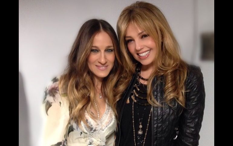 'Hablando de uñas y moda con LA fashionista #SarahJessicaParker #backstage @TonightShow', escribió Thalía. ESPECIAL /