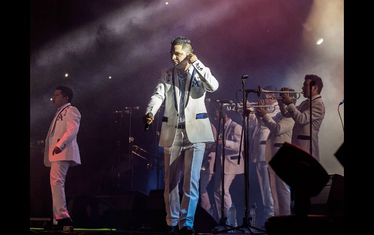 La Banda El Limón consiguió Disco de Oro por las ventas de su álbum Boleros de amor. ARCHIVO /