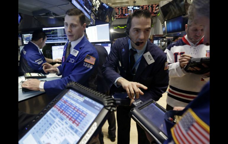 Los principales indicadores de Wall Street se debatieron ante una tanda de datos económicos peor de lo esperado. AP /