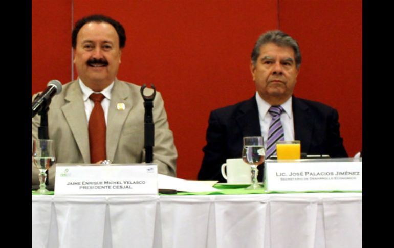 El titular de Cesjal, Jaime Enrique Michel (i), y el secretario de Desarrollo Económico, José Palacios (d). ESPECIAL /