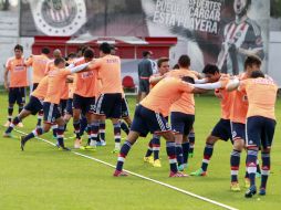 Jugadores de Chivas durante su entrenamiento en Verde Valle.  /