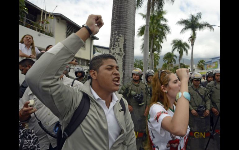 Varias ciudades venezolanas amanecieron con sus principales accesos cerrados por los opositores al gobierno de Nicolas Maduro. AFP /