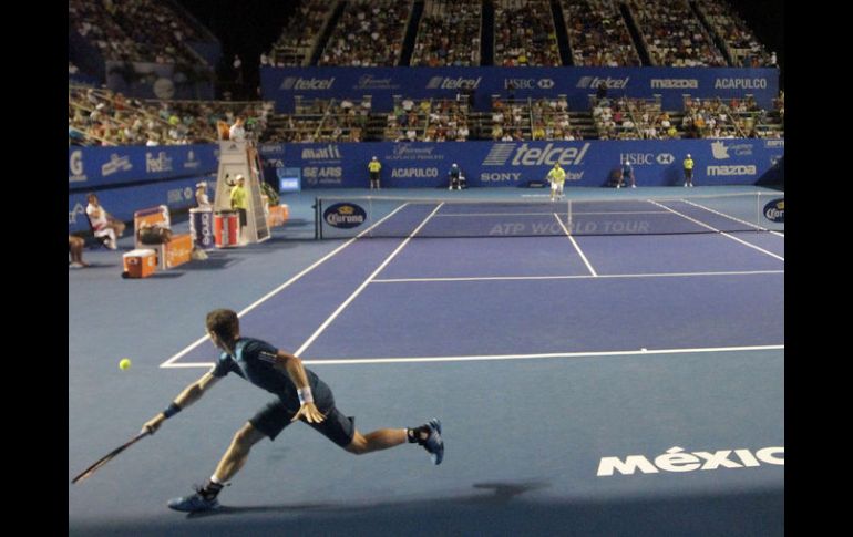 Andy Murray regresa una pelota al español Pablo Andújar, durante un partido del Abierto Mexicano de Tenis, en Acapulco. AFP /