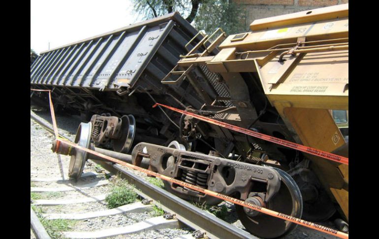 El tren transportaba tolvas cementeras y contenedores de mercancía varia. ARCHIVO /