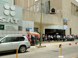 En el SAT Guadalajara se atienden en promedio mil personas al día. ARCHIVO /