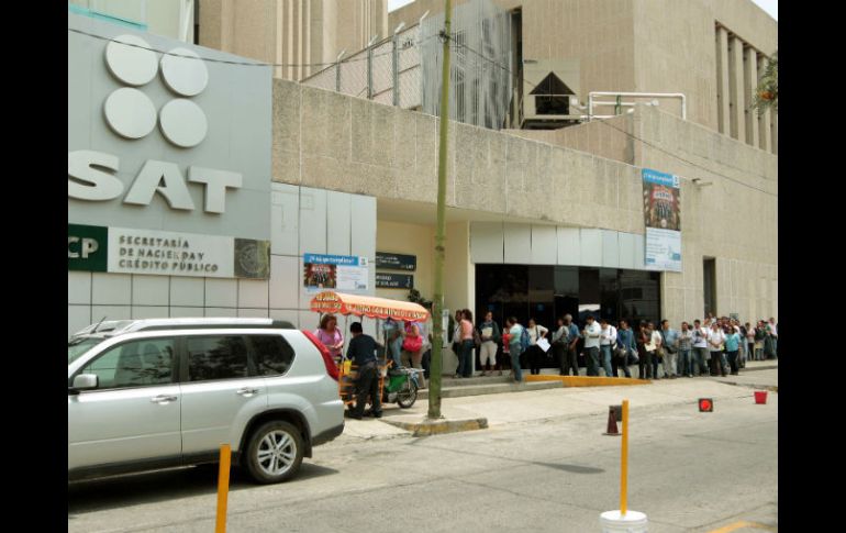 En el SAT Guadalajara se atienden en promedio mil personas al día. ARCHIVO /