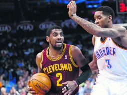 Irving penetra en la pintura para buscar un tiro cómodo a la canasta. La estrella de Cleveland anotó 14 puntos en el último cuarto. AP /