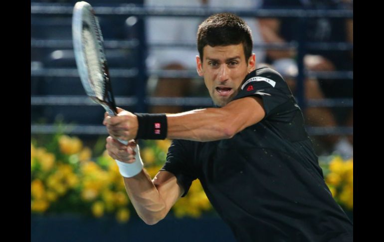 Novak Djokovic aspira a ganar su título número cinco en el Emirato. EFE /