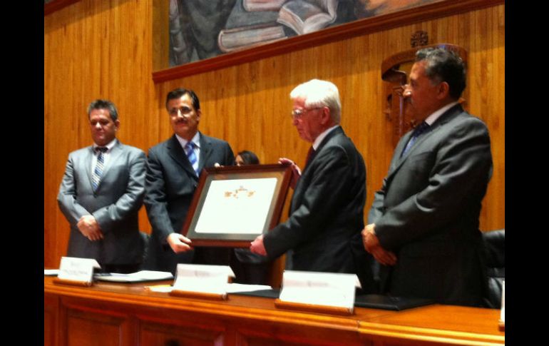 El rector Tonatiuh Bravo Padilla hizo entrega del reconocimiento.  /